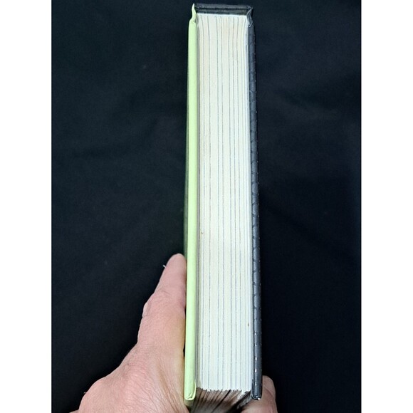 Beekeeping : A Primer on Starting and Keeping a Hive by Dominique DeVito (2012) - Picture 5 of 11